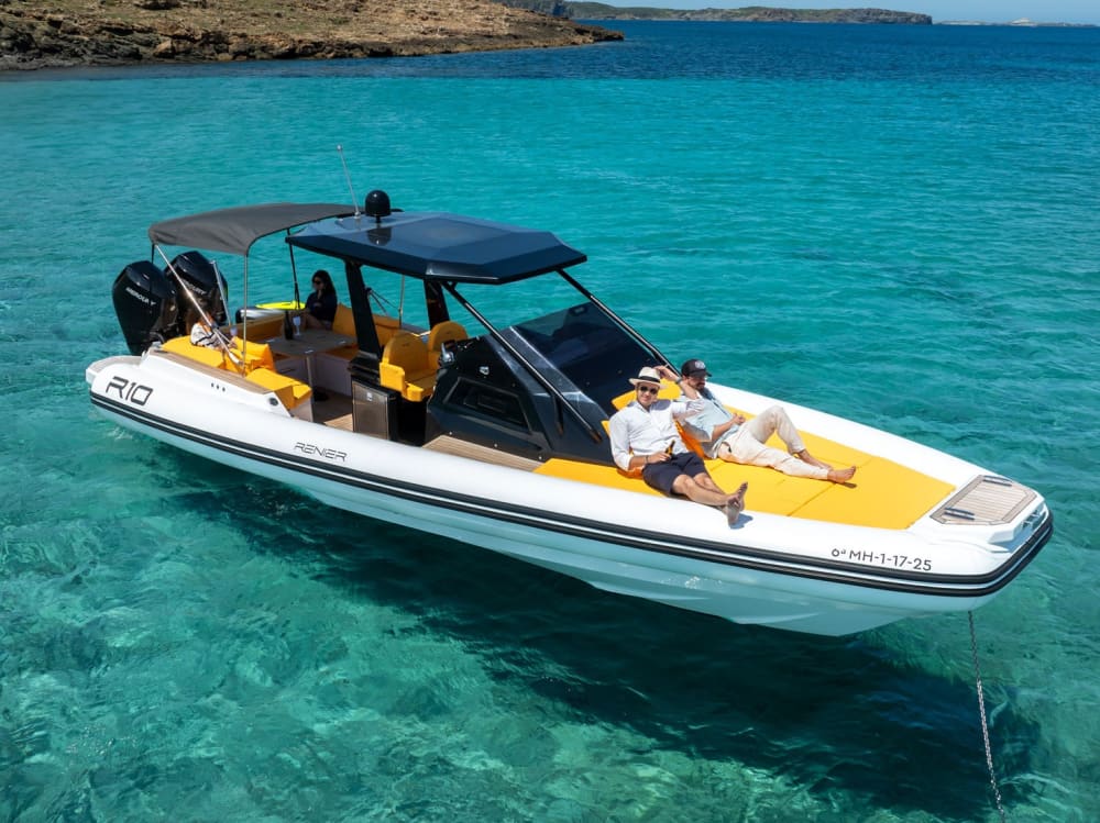 Tu día en Mahón: Alquila una lancha motora durante 9 horas de descubrimiento.