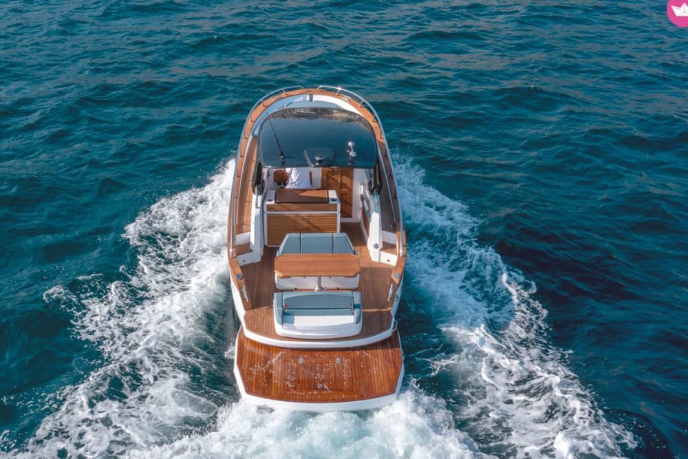 Capri Elegance: Heldags privat yachttur från Sorrento