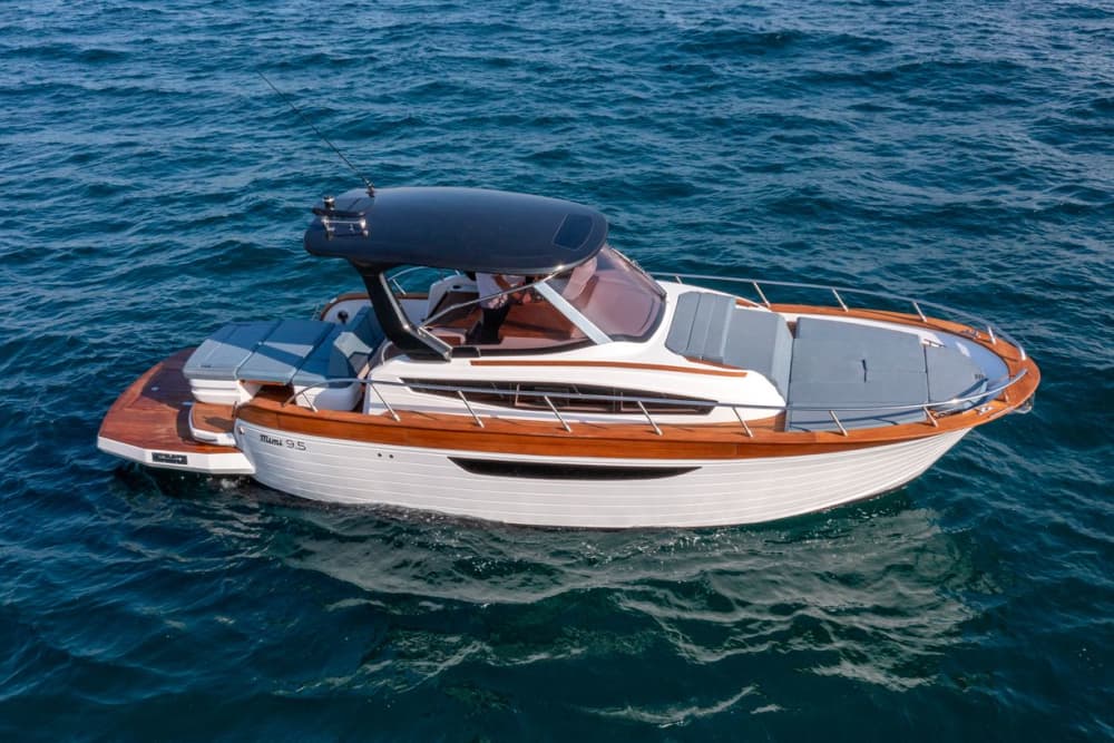 Capri Elegance: Heldags privat yachttur från Sorrento