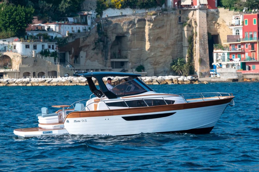 Capri Elegance: Heldags privat yachttur från Sorrento