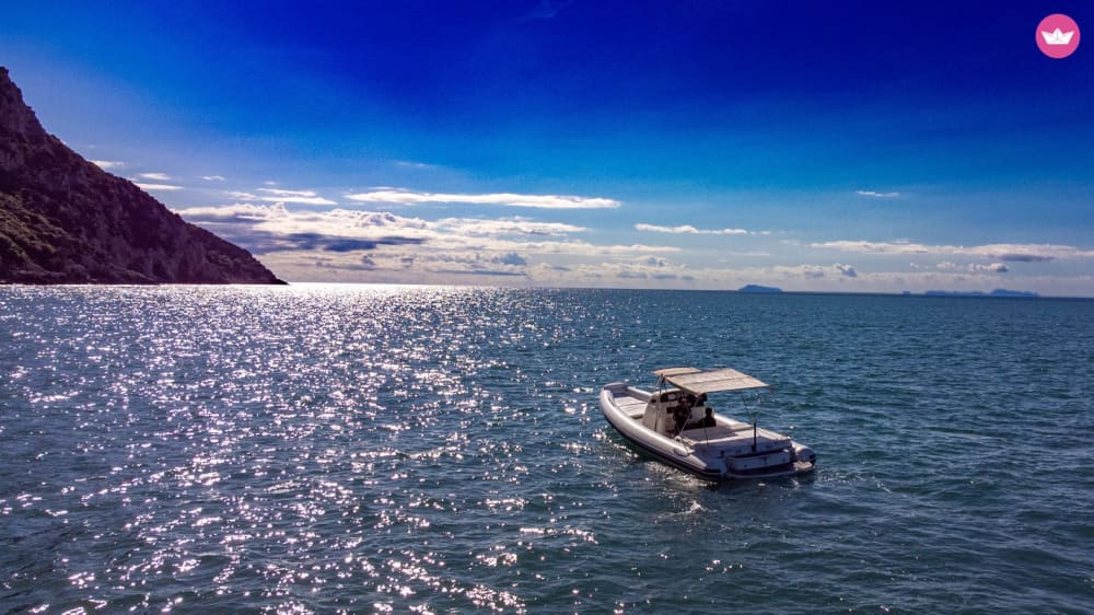 Escapade côtière à bord du Circeo : aventure d'une journée complète en bateau pneumatique de luxe