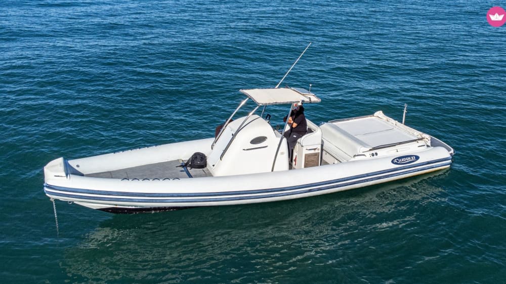Escapade côtière à bord du Circeo : aventure d'une journée complète en bateau pneumatique de luxe