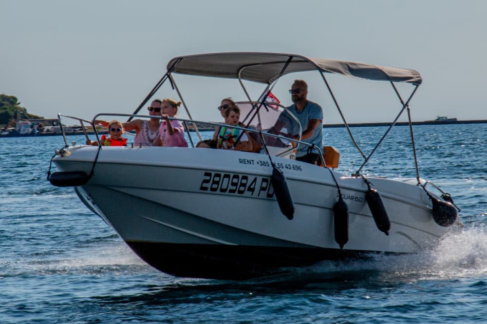 Erkunden Sie Pula mit dem Boot: Ein ganzer Tag auf dem Wasser an Bord eines Motorboots