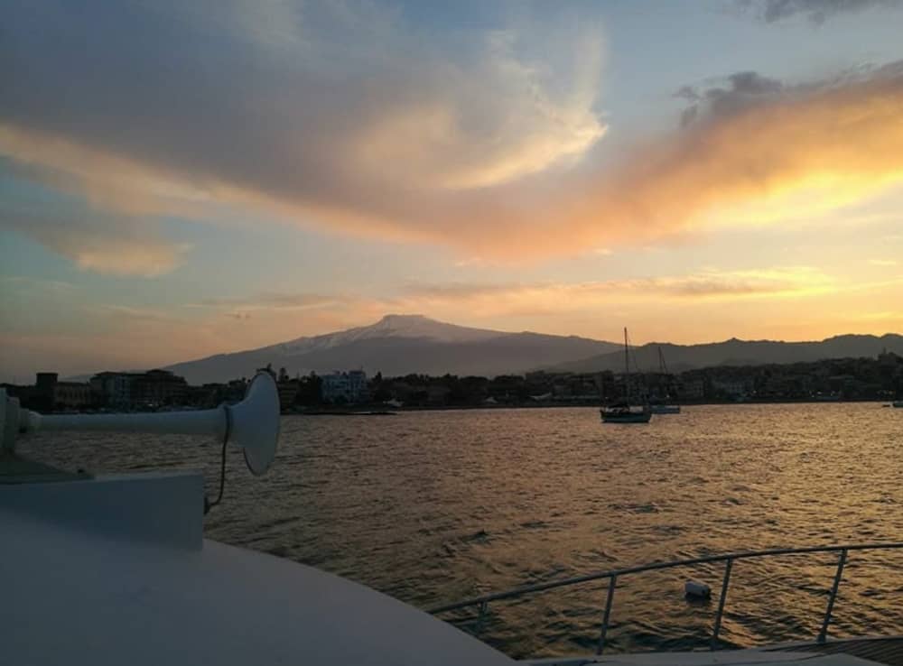 Mezza Giornata Taormina: Grotte, Baie e Bellezza senza Tempo