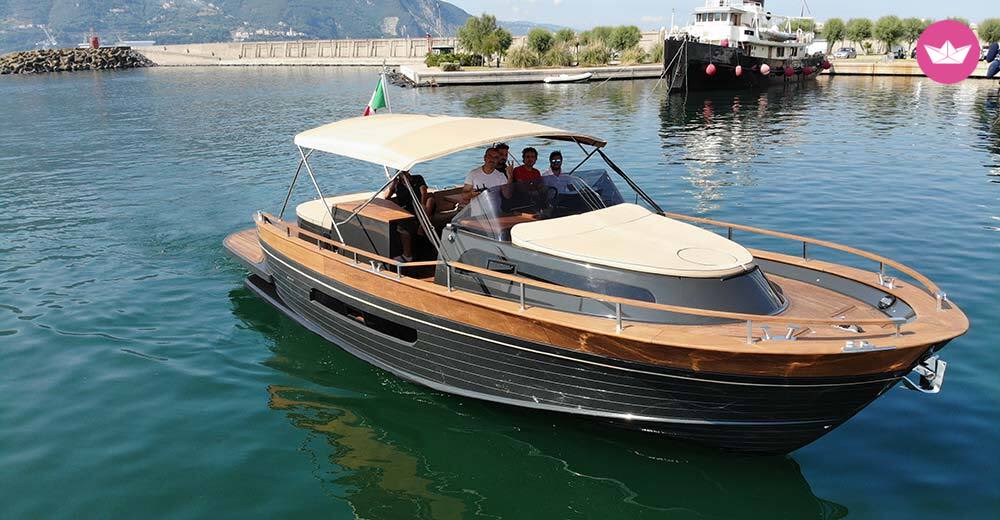 Naviga nella magia di Taormina: un'avventura di un giorno in yacht tra grotte nascoste, baie cristalline e isolotti iconici