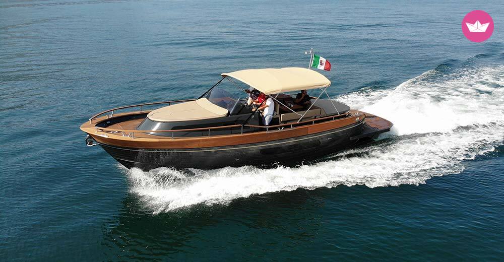 Naviga nella magia di Taormina: un'avventura di un giorno in yacht tra grotte nascoste, baie cristalline e isolotti iconici