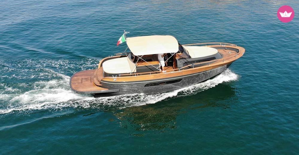 Naviga nella magia di Taormina: un'avventura di un giorno in yacht tra grotte nascoste, baie cristalline e isolotti iconici