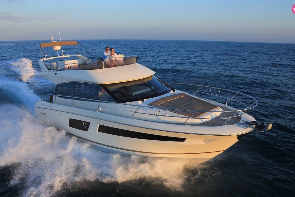 Eleganza raffinata: la tua avventura di un giorno intero in motoscafo a Taormina