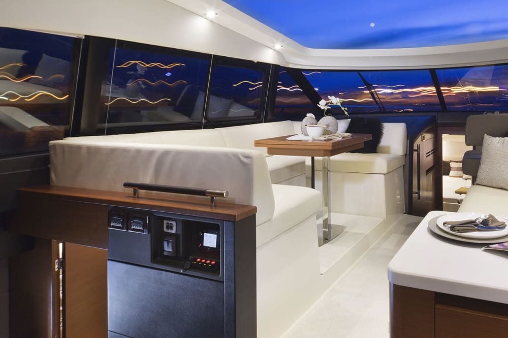 Eleganza raffinata: la tua avventura di un giorno intero in motoscafo a Taormina