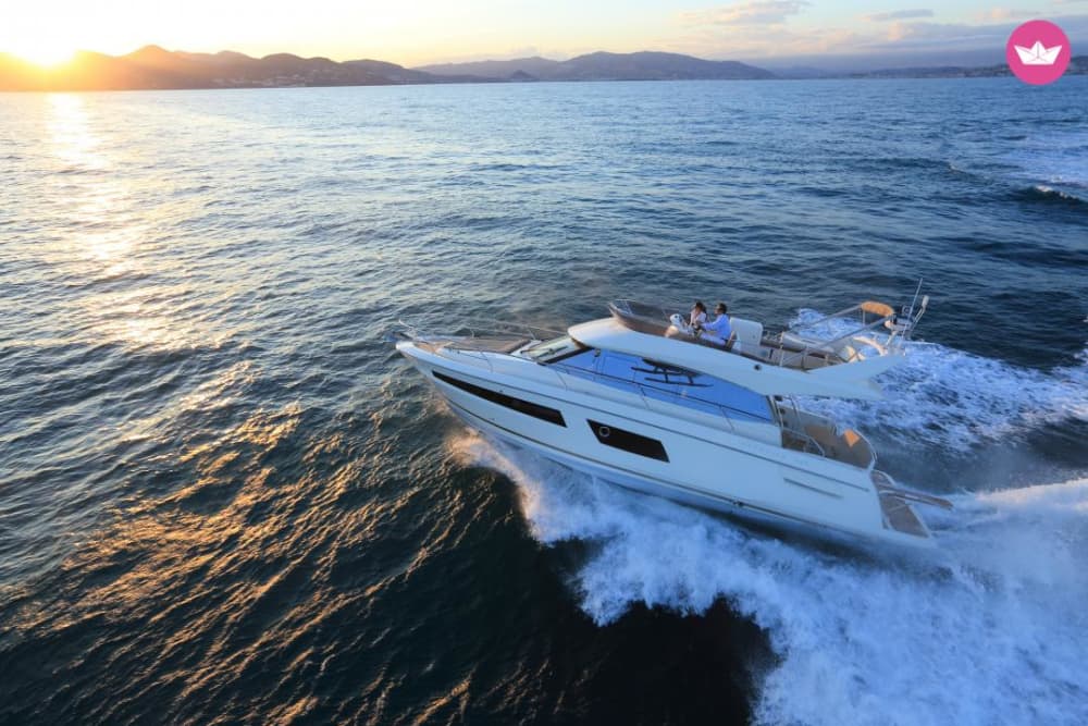 Eleganza raffinata: la tua avventura di un giorno intero in motoscafo a Taormina