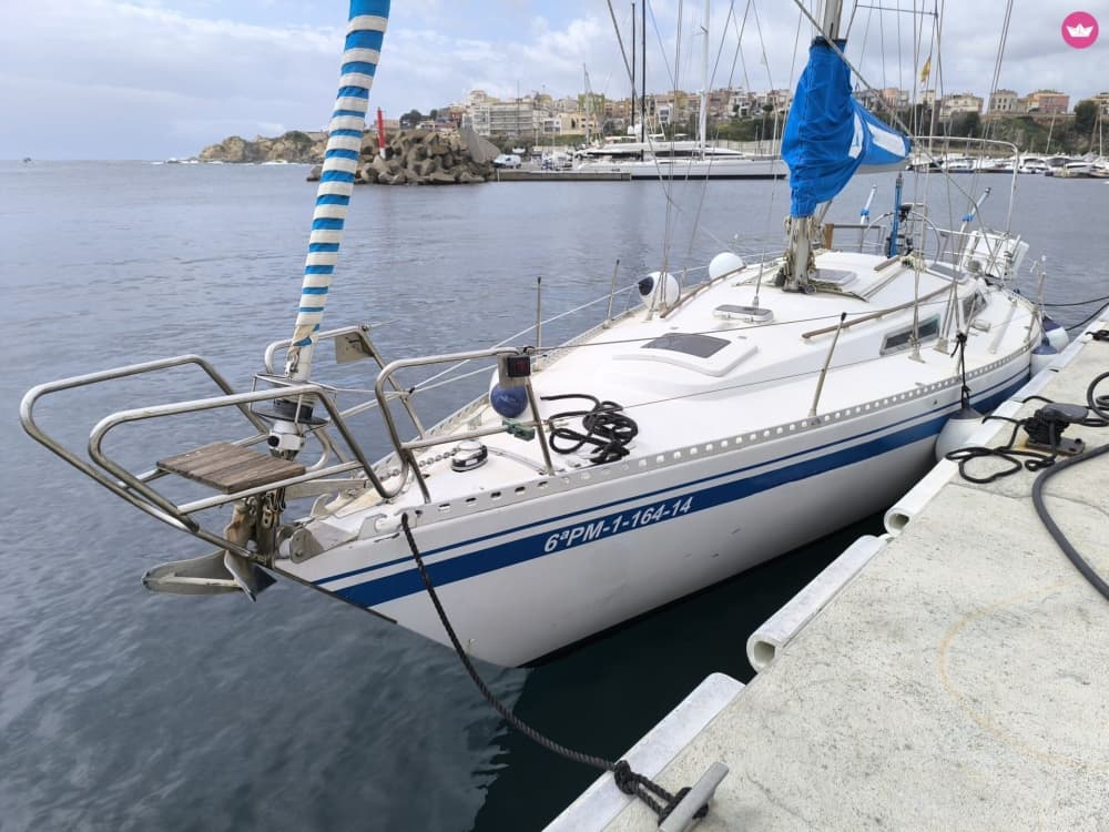 Esplora Palamós e goditi un'intera giornata di navigazione a bordo di una barca a vela.