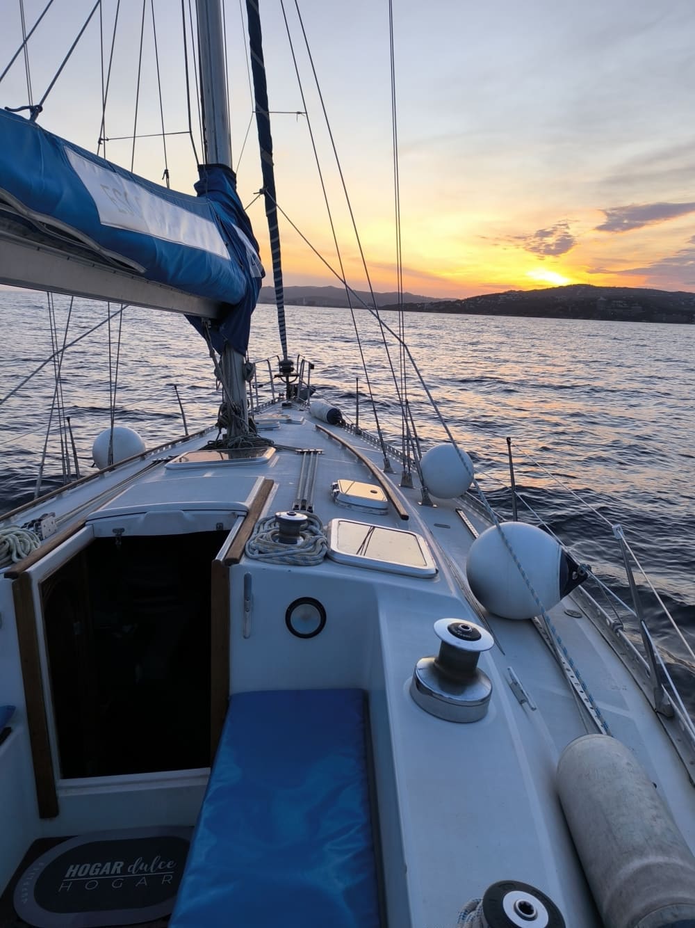 Palamós'u keşfedin ve yelkenli bir tekneyle tam gün yelken keyfinin tadını çıkarın.