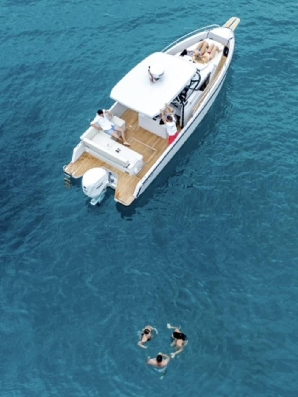Een privé-motorboot voor een dag rond Zadar.