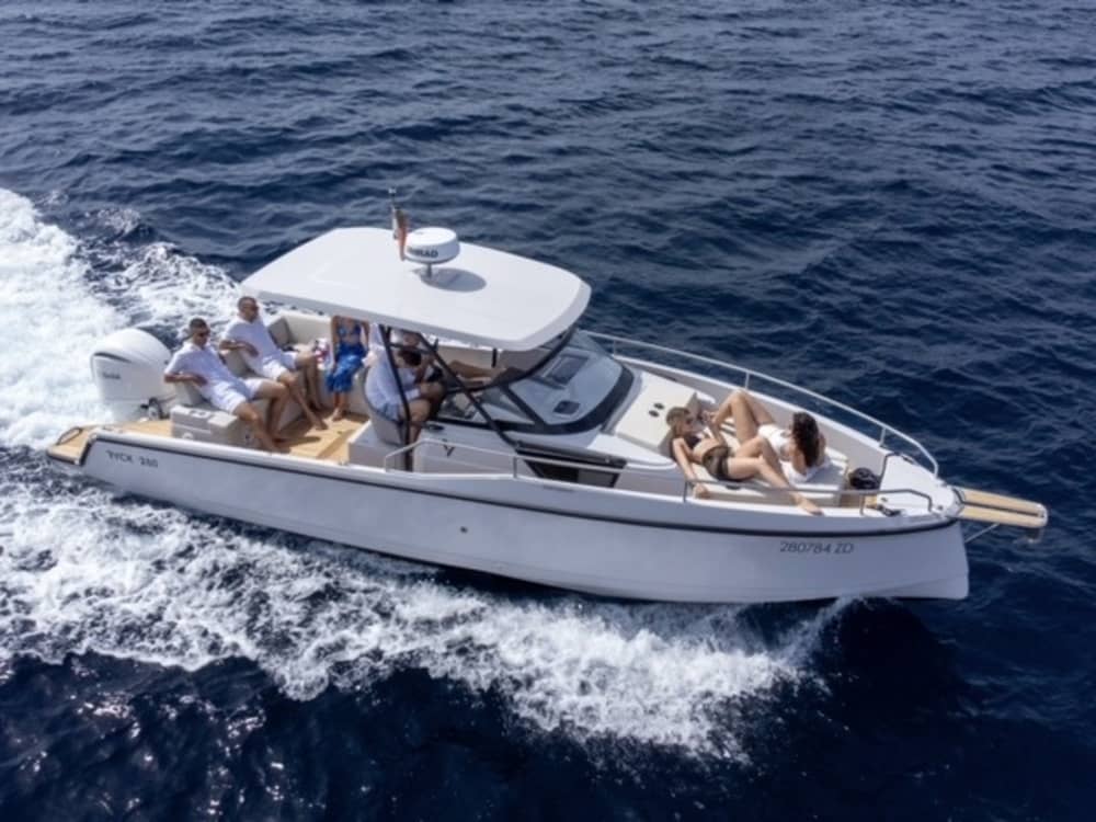 Een privé-motorboot voor een dag rond Zadar.