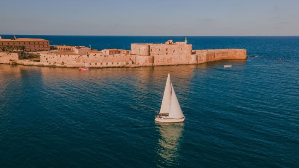 Escursione di un'intera giornata in barca a vela a Siracusa.