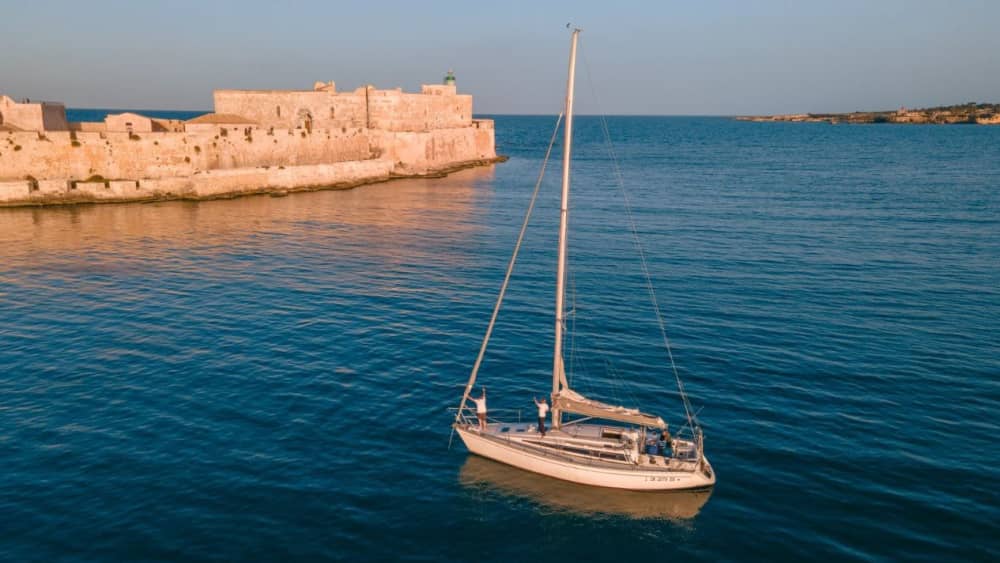 Full-day sailing trip in Syracuse on a sailboat