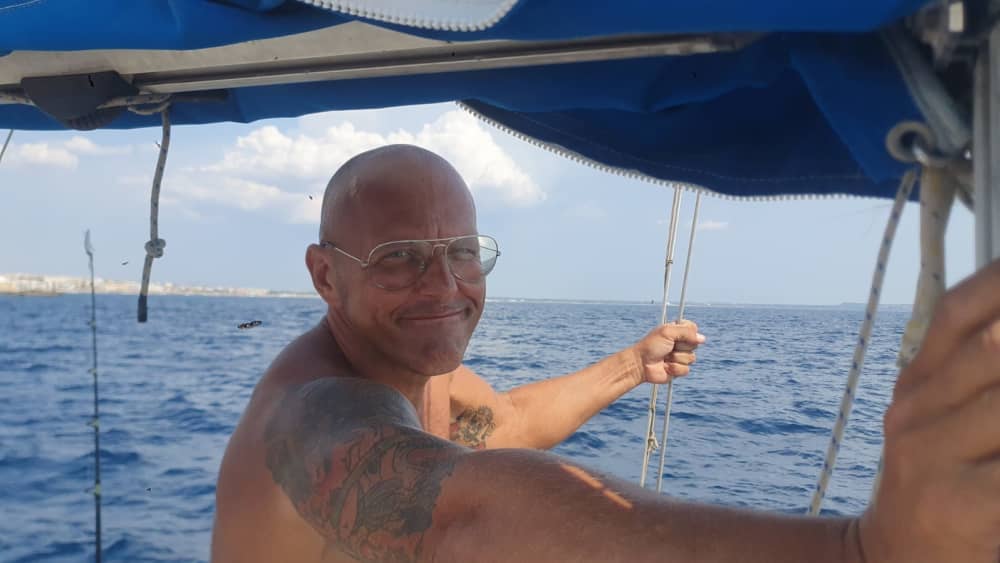 Tarifas de otoño para vela y viento en Salento: Día exclusivo a bordo del Vagabond Ketch 47