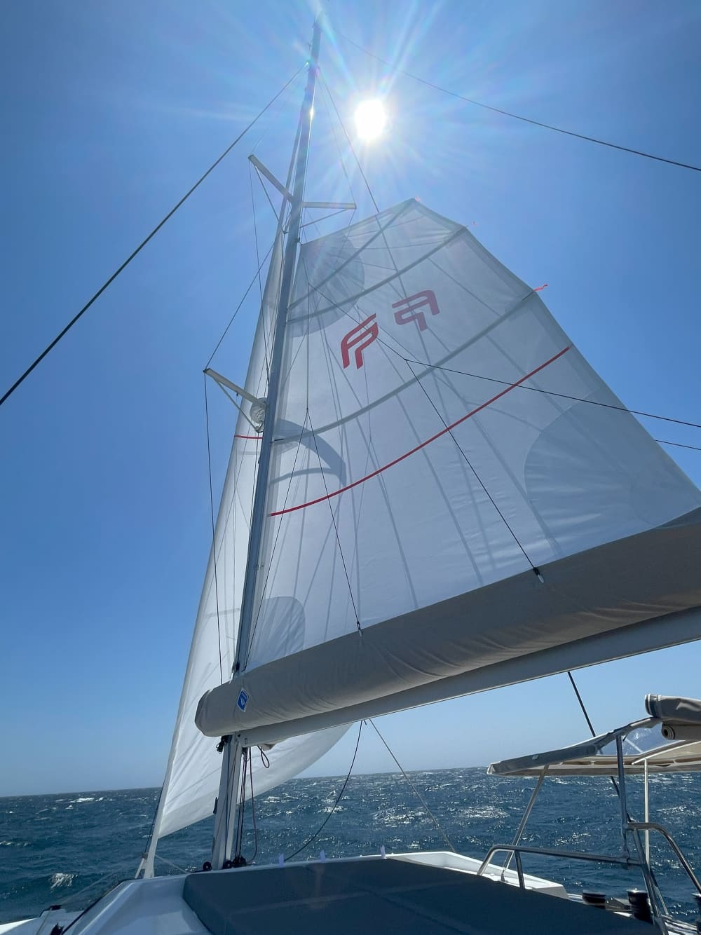 Una gita in barca a vela di un giorno intorno a Bormes-les-Mimosas. Dalle isole Hyères al Golfo di Saint-Tropez...