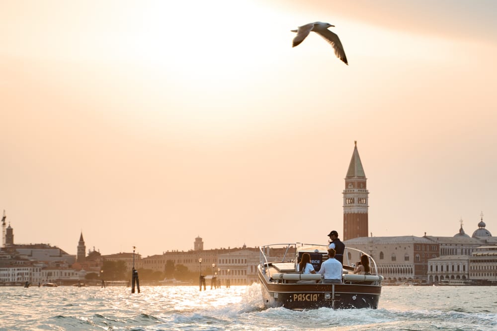 Eleganza nella Laguna di Venezia: Aperitivo a bordo - 2 ore (skipper e guida privata a bordo)