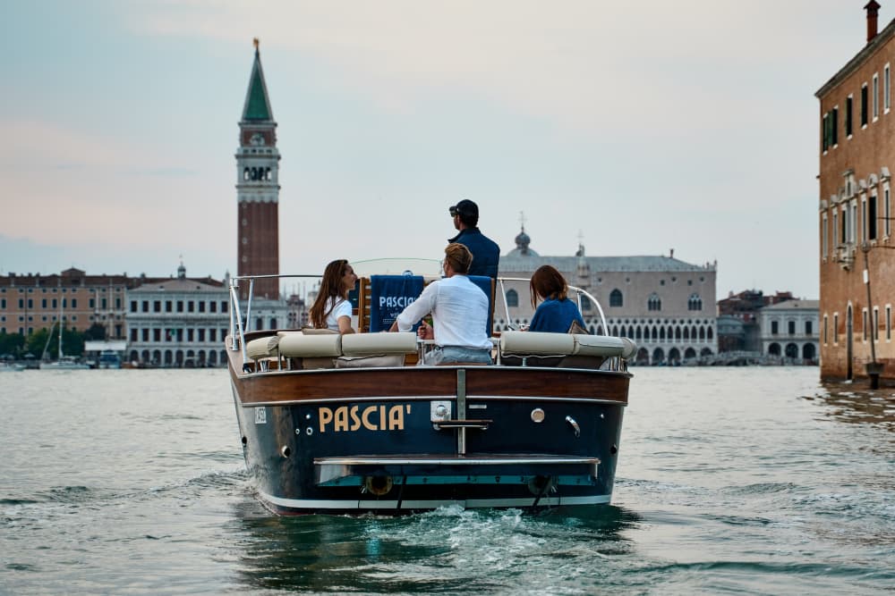 Eleganza nella Laguna di Venezia: Aperitivo a bordo - 2 ore (skipper e guida privata a bordo)