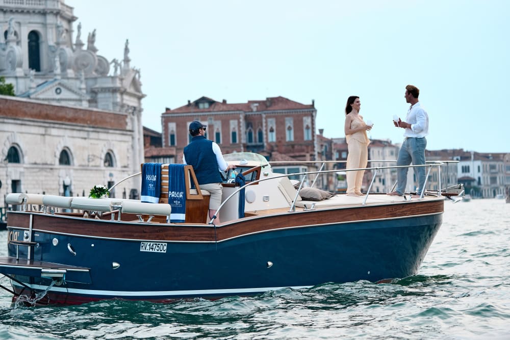 Elegance in the Venice Lagoon: 2-hour gozzo cruise and aperitif (with skipper and private guide on board)