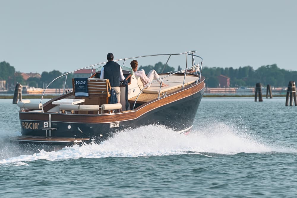 Eleganza nella Laguna di Venezia: Aperitivo a bordo - 2 ore (skipper e guida privata a bordo)