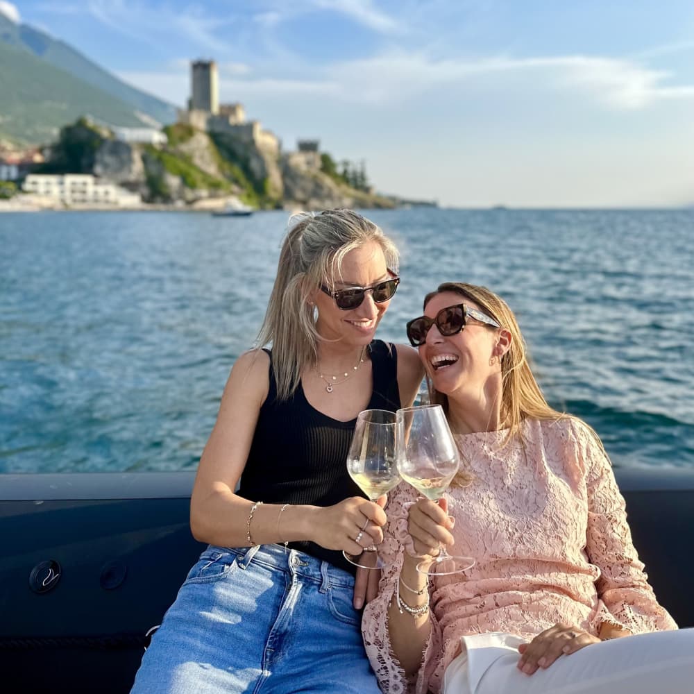 Genießen Sie die Sonne bei einer 8,5-stündigen Bootsfahrt in Malcesine.