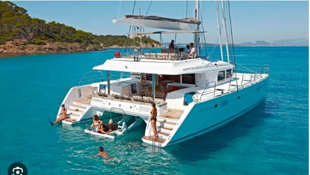 Excursion d'une journée à bord d'un catamaran de luxe de 14 mètres vers l'archipel de La Maddalena au départ de Porto Rafael