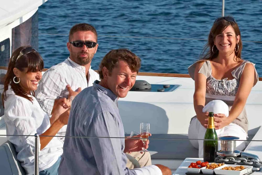 Excursion d'une journée à bord d'un catamaran de luxe de 14 mètres vers l'archipel de La Maddalena au départ de Porto Rafael
