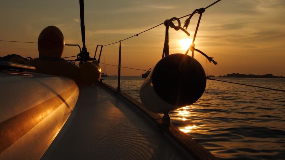 Coucher de soleil exclusif à bord d'un luxueux catamaran de 14 mètres au cœur de l'archipel de La Maddalena, avec vue sur le détroit de Bonifacio