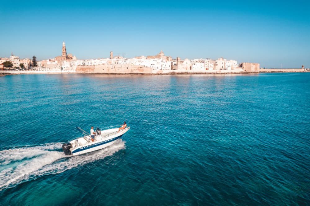 Grotte di Polignano e nuotata – Tour in barca di 2 ore