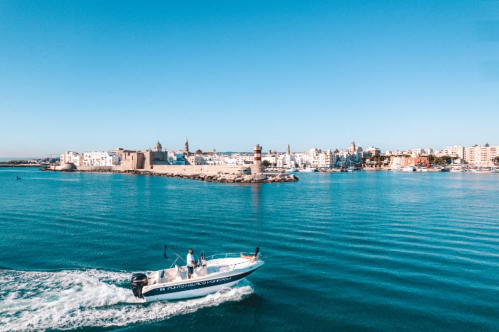 Grotte di Polignano e nuotata – Tour in barca di 2 ore
