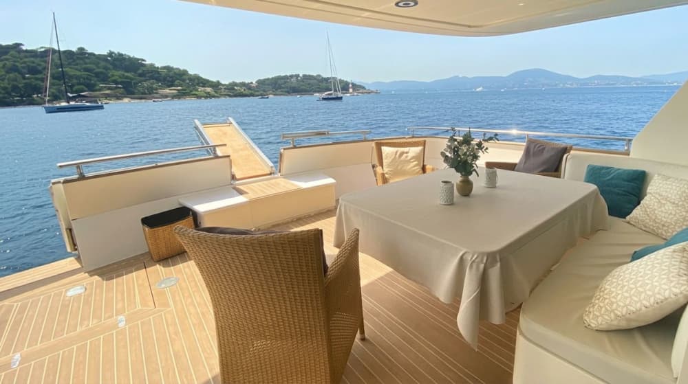 Signature Saint-Tropez: una fuga di lusso su uno yacht.