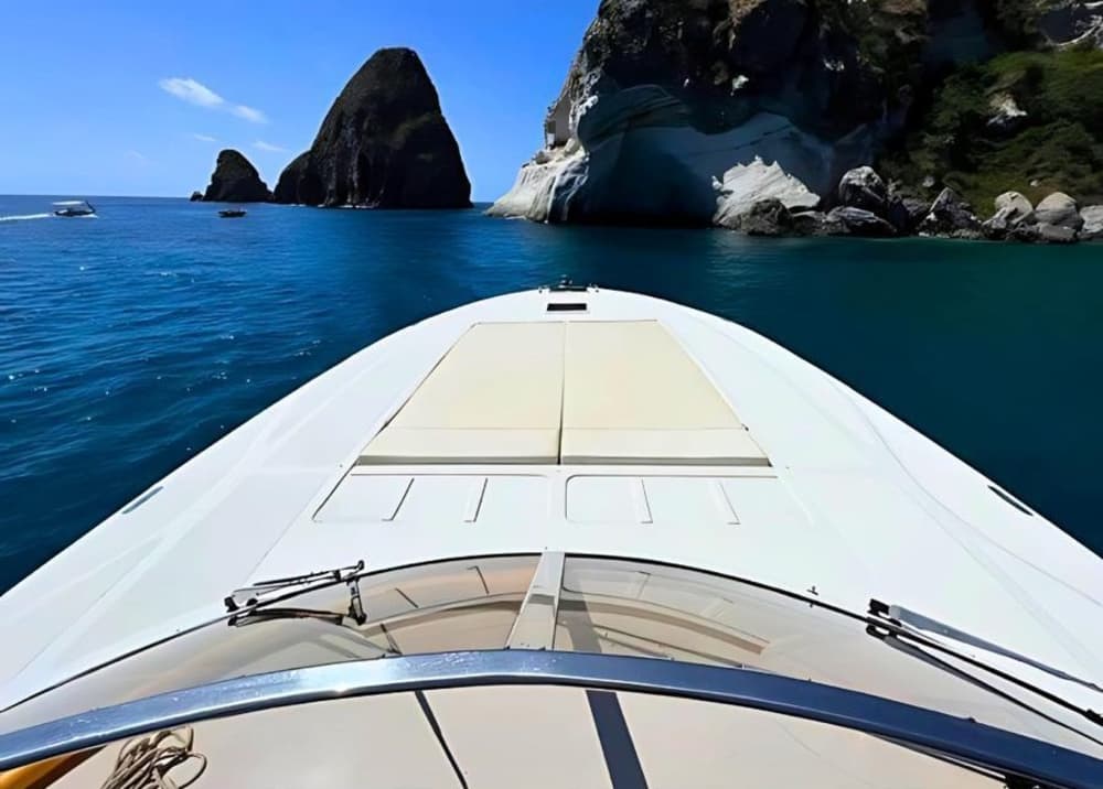 Abfahrt von Amalfi, Capri in einer privaten Yacht: Luxustour zwischen Meer, Höhlen und Faraglioni an Bord einer Rizzardi CR 50 Topline