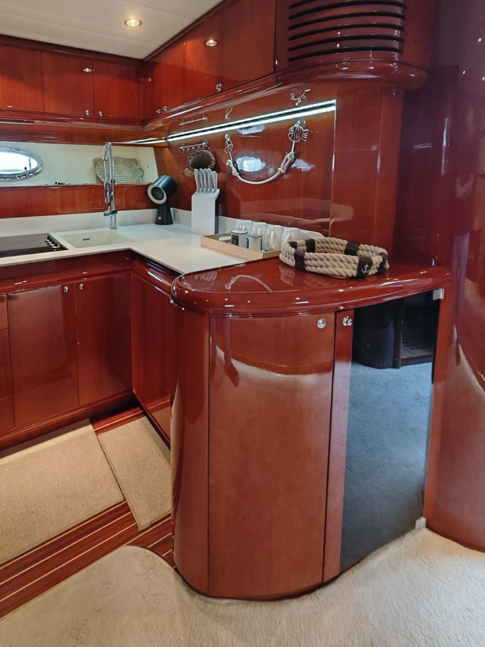 Abfahrt von Amalfi, Capri in einer privaten Yacht: Luxustour zwischen Meer, Höhlen und Faraglioni an Bord einer Rizzardi CR 50 Topline