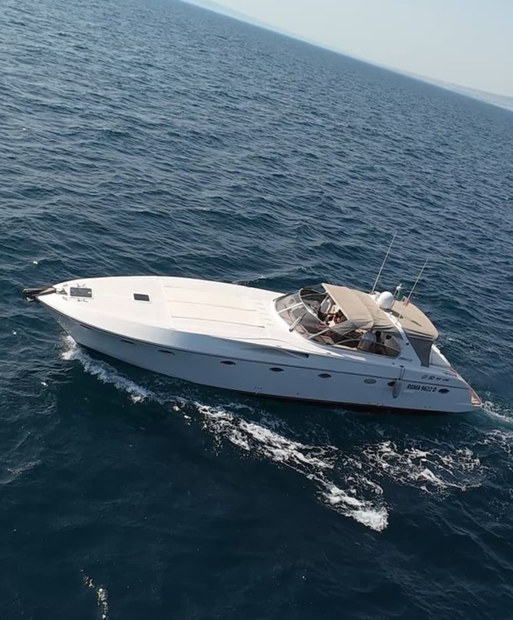 Abfahrt von Positano, Capri mit einer privaten Yacht: Luxustour zwischen Meer, Höhlen und Faraglioni an Bord einer Rizzardi CR 50 Topline