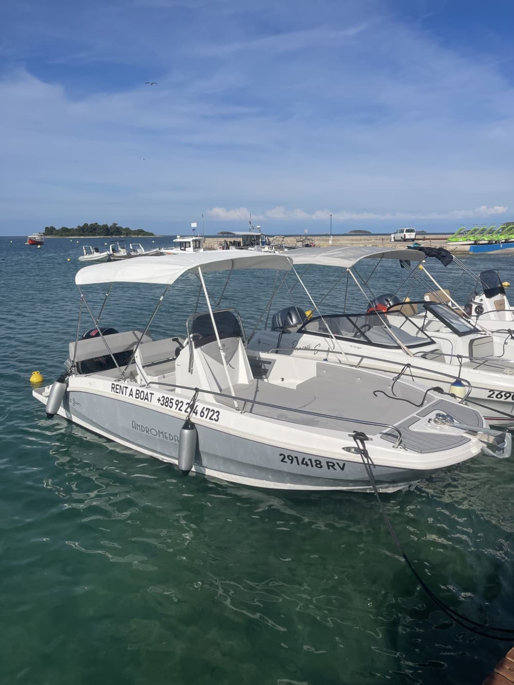 Noleggia una barca a motore per 3 ore e mezza di divertimento.