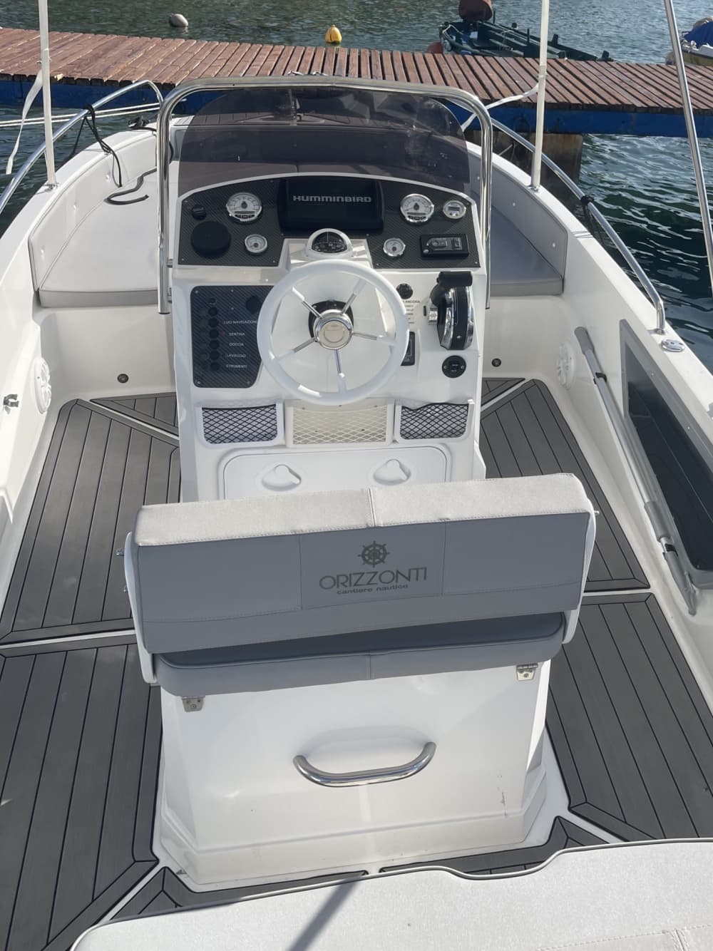 Noleggia una barca a motore per 3 ore e mezza di divertimento.