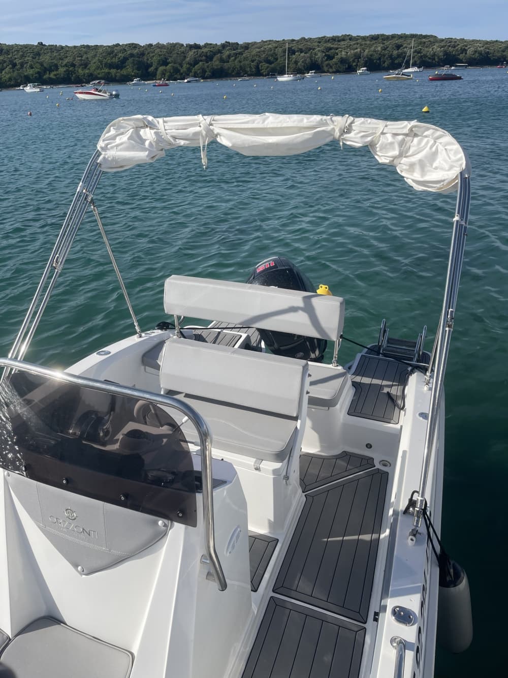 Noleggia una barca a motore per 3 ore e mezza di divertimento.