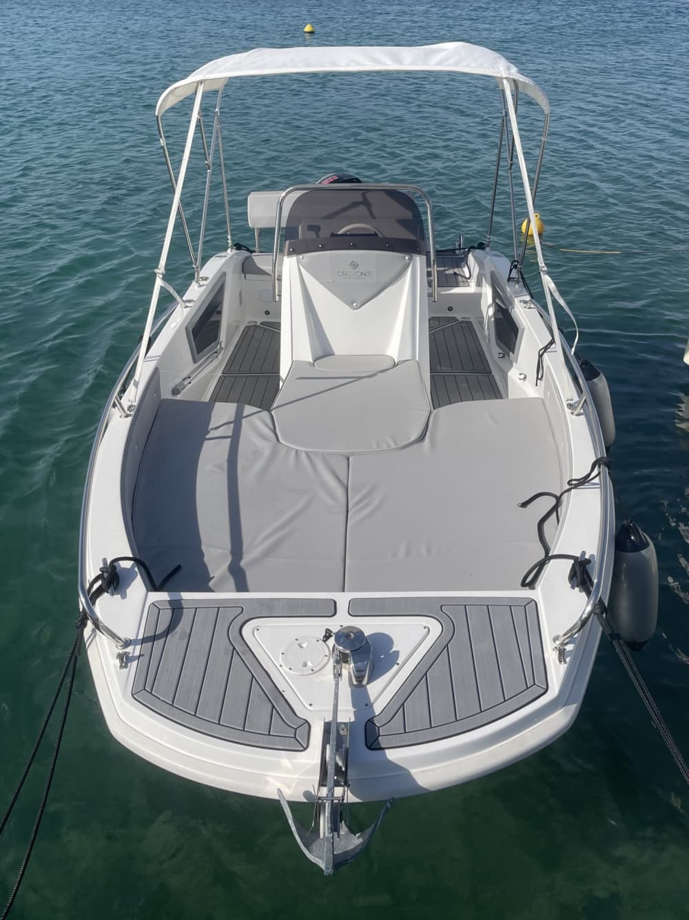 Noleggia una barca a motore per 3 ore e mezza di divertimento.