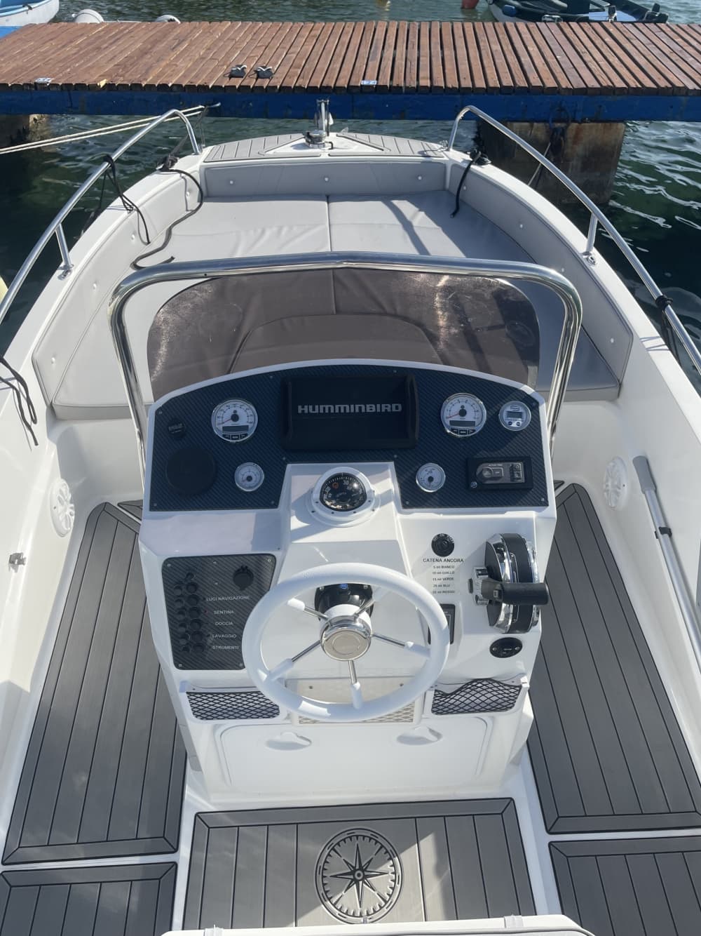 Noleggia una barca a motore per 3 ore e mezza di divertimento.