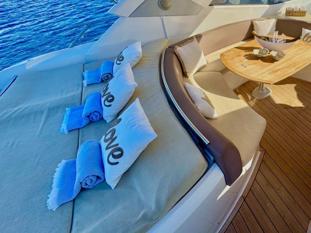 Dagsutflykt till Lérinsöarna ombord på den lyxiga Sessa C43