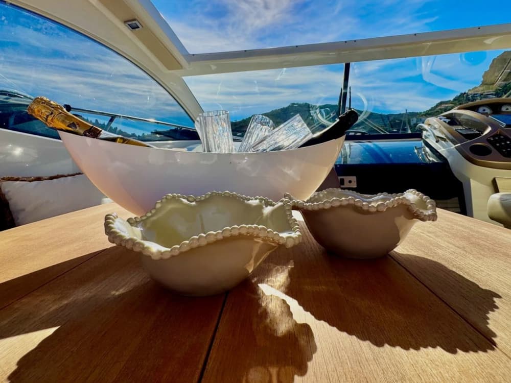 Dagsutflykt till Lérinsöarna ombord på den lyxiga Sessa C43