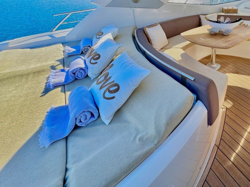 Dagsutflykt till Lérinsöarna ombord på den lyxiga Sessa C43