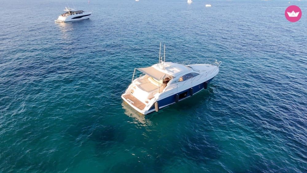 Dagsutflykt till Lérinsöarna ombord på den lyxiga Sessa C43