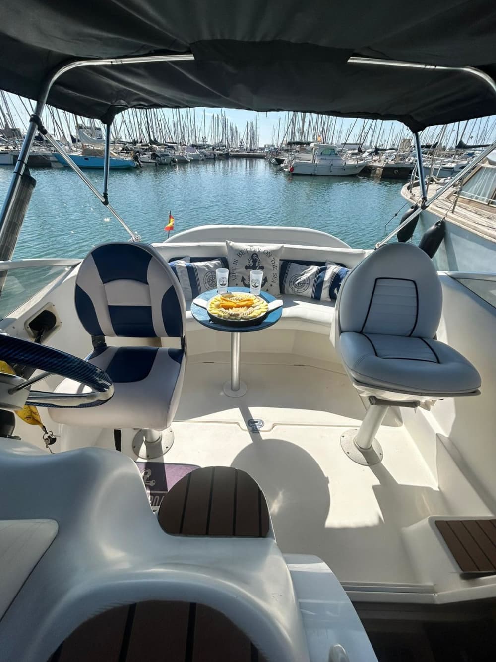 Trascorri 4 ore e 30 minuti sull'acqua a Vilanova i la Geltrú, godendoti il sole e le acque cristalline.