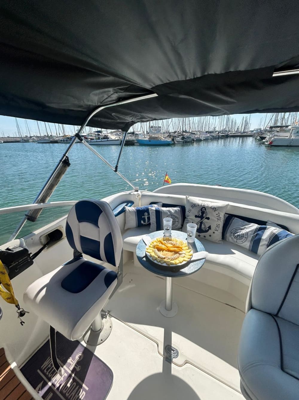 Trascorri 4 ore e 30 minuti sull'acqua a Vilanova i la Geltrú, godendoti il sole e le acque cristalline.