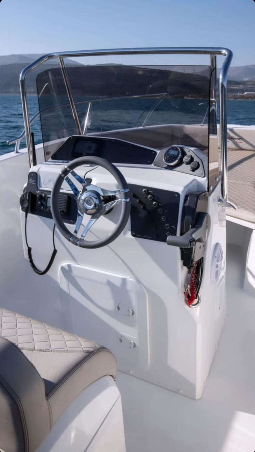 Dagtour naar Capri: ontdek de wonderen van het eiland vanaf zee