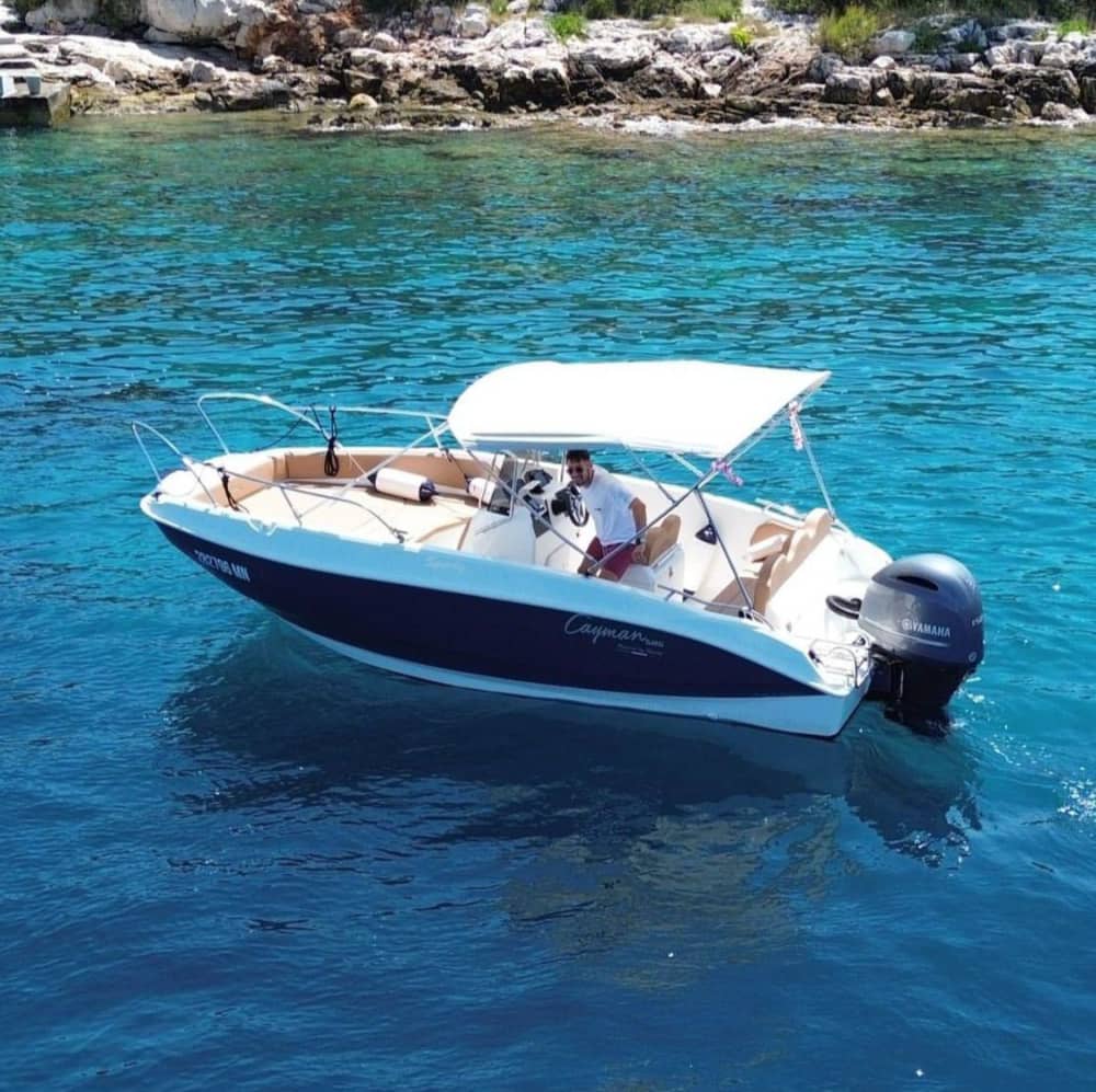 Dagtour naar Capri: ontdek de wonderen van het eiland vanaf zee