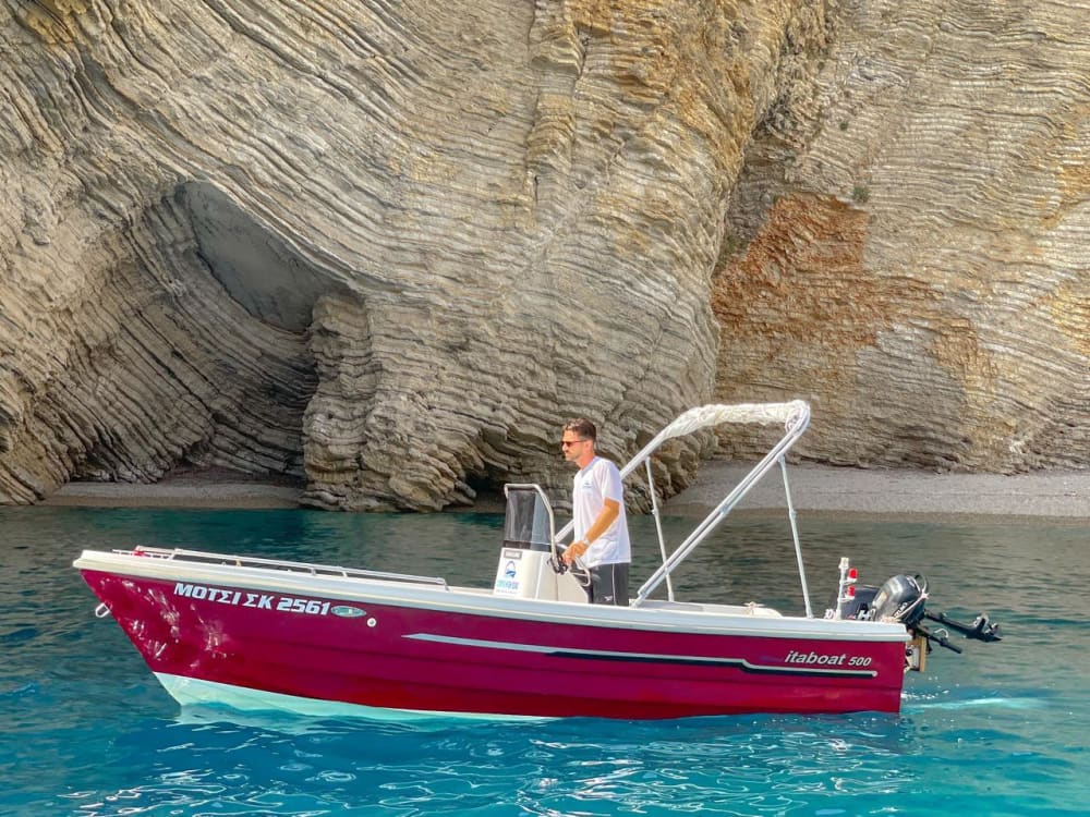 Découvrez la grotte de l'Œil Bleu de Corfou en regardant